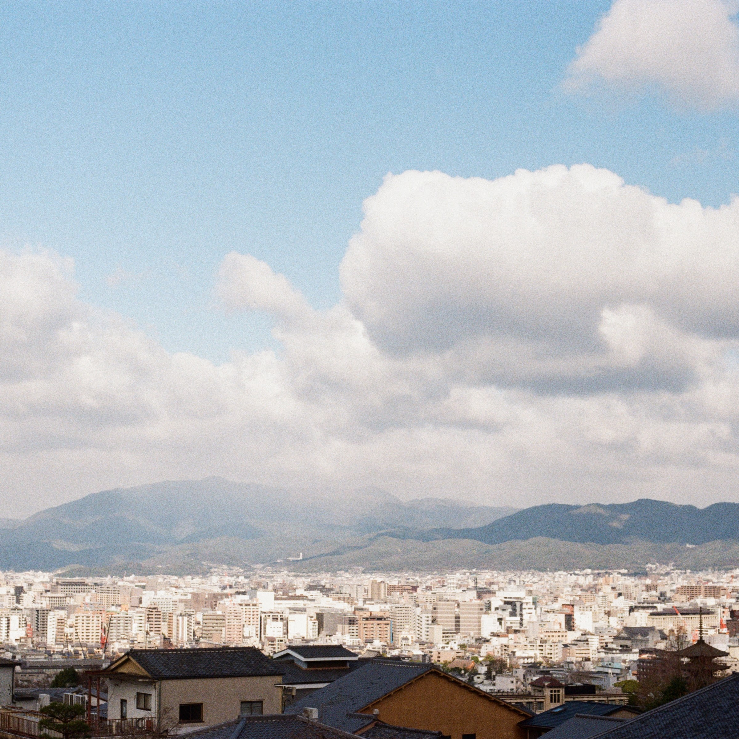 Blue sky with clouds photographed by Junbo